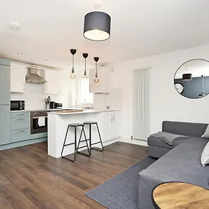 https://altido-contemporary-royal-mile-apartment-with-balcony.edinburghhotelsuk.org
